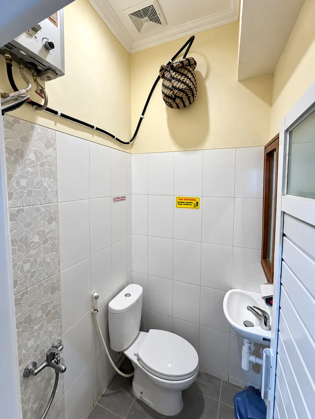 Kamar Mandi Dalam Kloset Duduk Water Heater Grha Vege Jawi